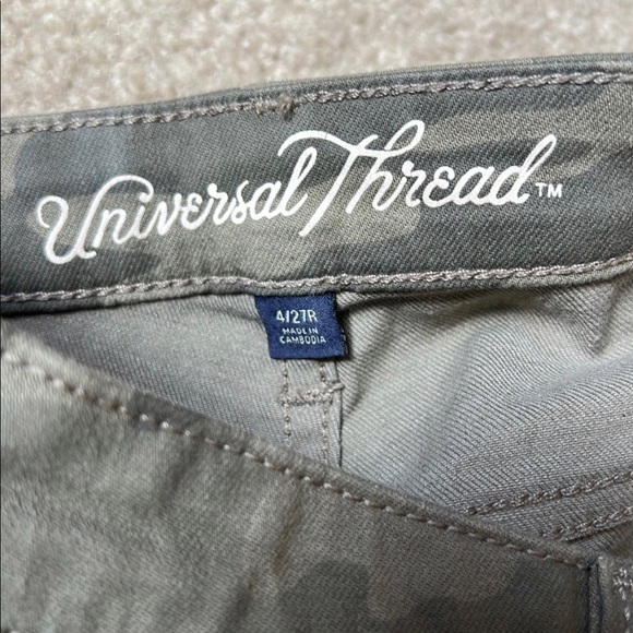 Universal Thread crop Jeans. Camo. 4R - Picture 2 of 3